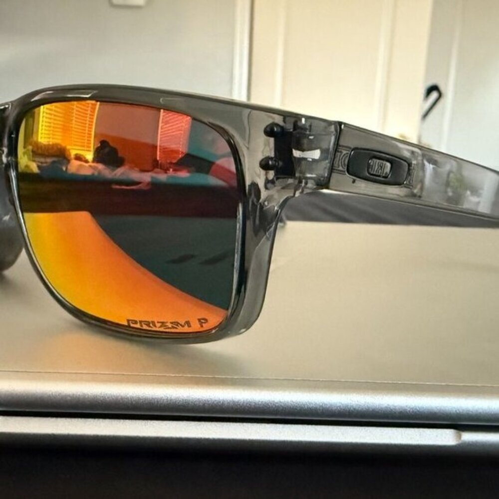 OO9102 Oakley Holbrook Smoke Gray Frame Prizm Polarized Red Reflective Lenses
